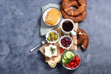 Zeytinli geleneksel Türk kahvaltısı, simit simit, beyaz ch