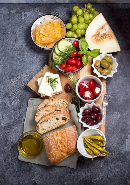 Mediterranean traditional snack with olives, pepperoni, ciabatta — Stock Photo, Image