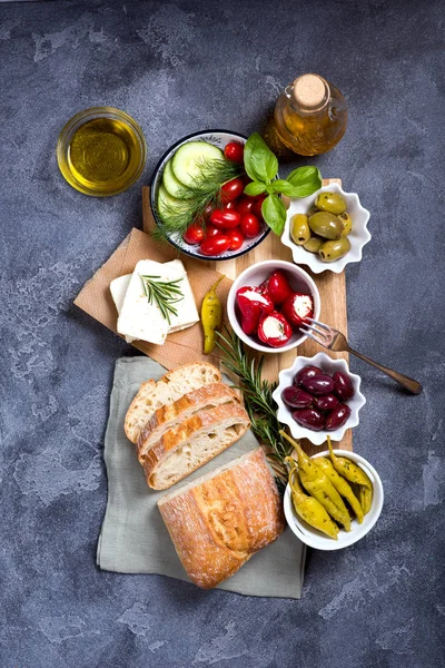 Tradiční Středomořská občerstvení s olivami, pepperony, ciabatta — Stock fotografie