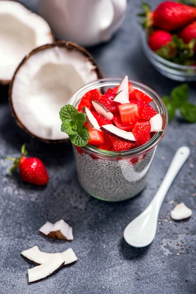 Kokos-Chiapudding mit Erdbeeren, gesunder veganer Snack, Brea — Stockfoto