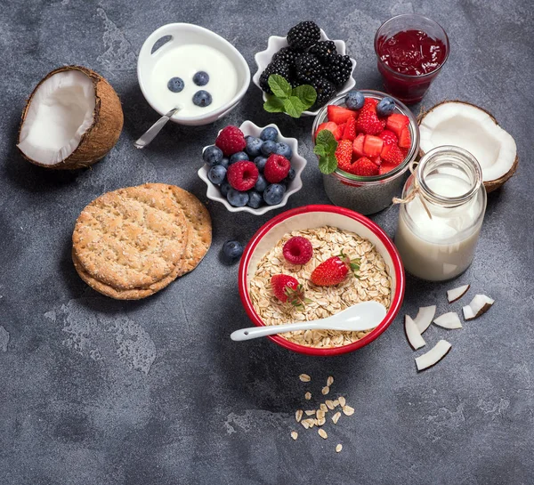 Gesundes veganes Frühstück mit Kokosjoghurt, Müsli, Chia-Puddin — Stockfoto