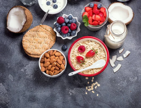 Hindistan cevizi yoğurt, müsli, Chia puding, CRI ile sağlıklı kahvaltı — Stok fotoğraf