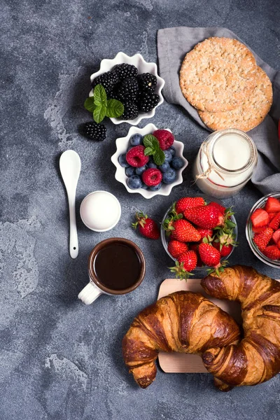 Café da manhã saudável com, pão crocante, croissants, bagas, café — Fotografia de Stock