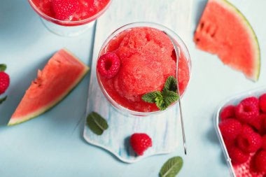 Karpuz şerbeti veya granita, str ile ferahlatıcı yaz tatlısı