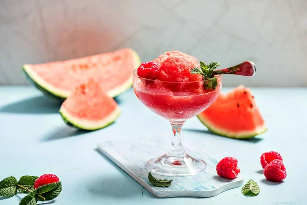 Sorbetto di anguria o granita, dessert estivo rinfrescante con str — Foto Stock