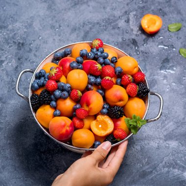 Taze yaz meyveleri ve meyveleri, kayısı, yaban mersini, çilek