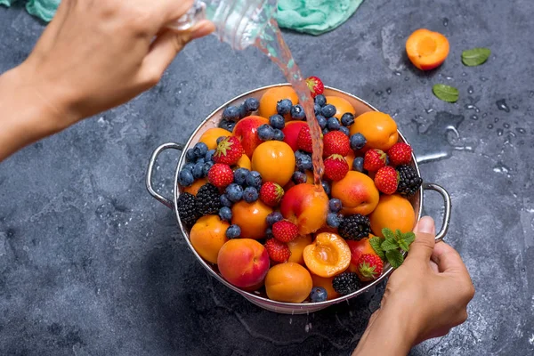 Frutas y bayas frescas de verano, albaricoques, arándanos, fresas —  Fotos de Stock