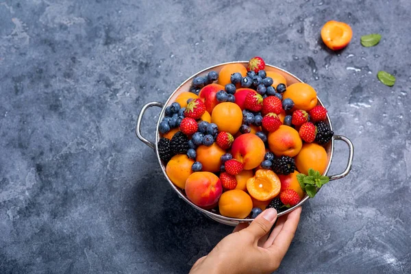 Frutas y bayas frescas de verano, albaricoques, arándanos, fresas —  Fotos de Stock