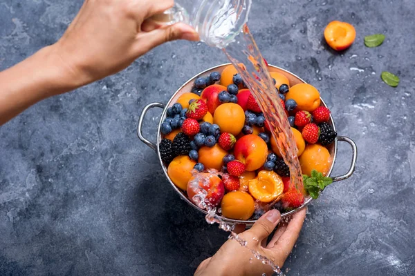Frutas y bayas frescas de verano, albaricoques, arándanos, fresas —  Fotos de Stock