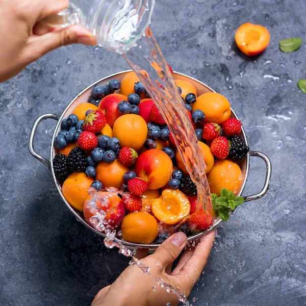 Свежие летние фрукты и ягоды, абрикосы, черника, клубника — стоковое фото