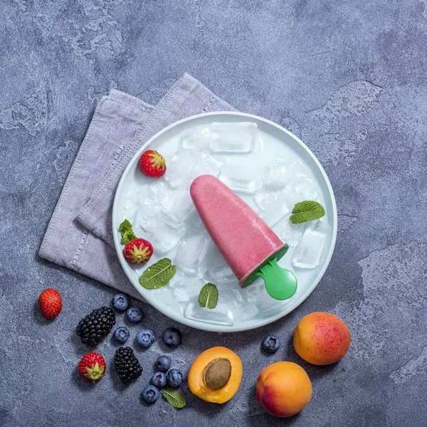 Popsicle roomijs met vruchten en bessen, zomer dessert, natu — Stockfoto
