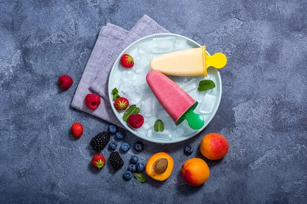 Ijsloze ijs met vruchten en bessen, zomer dessert, na — Stockfoto