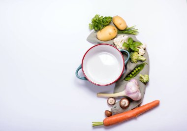 Sağlıklı vegan pişirme için etrafında sebze ile Boş tencere, s