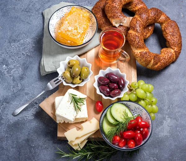 Traditional turkish breakfast with olives, simit bagels, feta ch — Stock Photo, Image