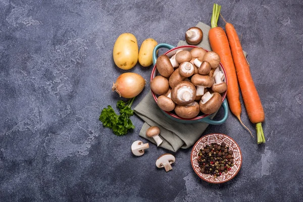 Champiñones marrones en tazón y verduras para cocinar, ingrediente — Foto de Stock
