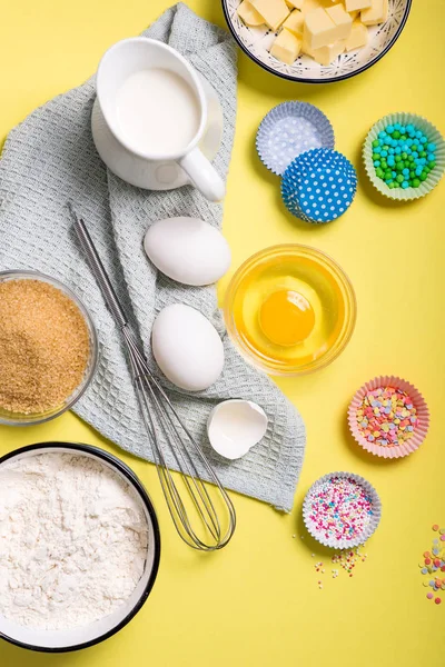 Ingredienti da forno per torte, cupcake o muffin su dorso giallo — Foto Stock