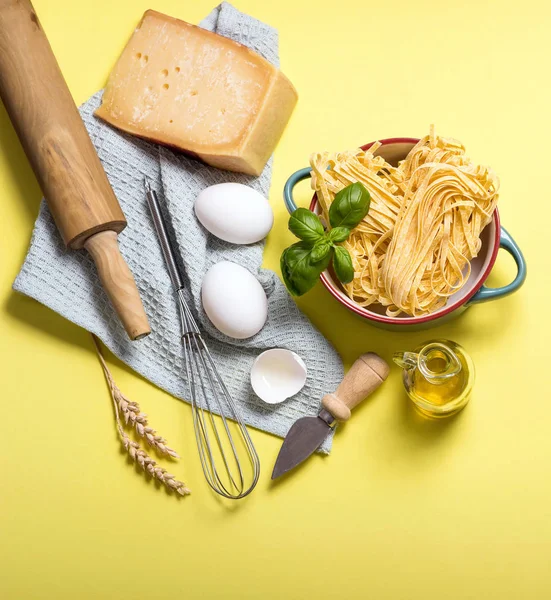 Ingredientes de cocina para pasta, queso parmesano, albahaca, huevos, rol —  Fotos de Stock