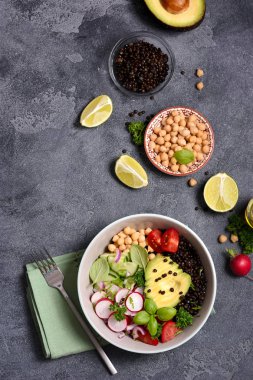 Sebzeler ile taze nohut ve mercimek salatası, vegan öğle yemeği kase o