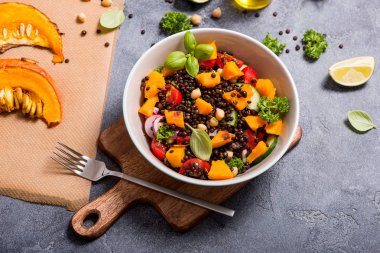 Kavrulmuş kabak, nohut ve siyah mercimek ile sağlıklı salata, 