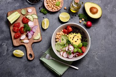 Sebzeler ile taze nohut ve mercimek salatası, pişirme vegan lunc