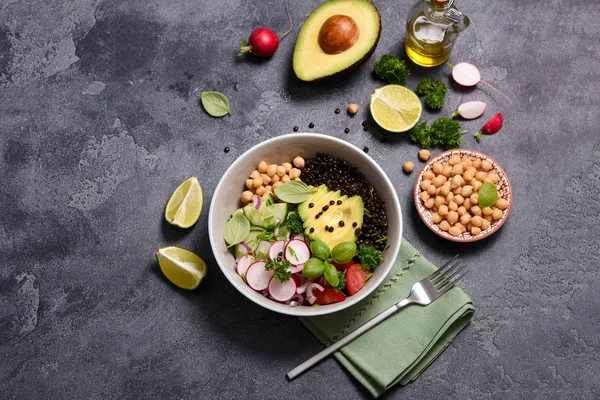 Sebzeler ile taze nohut ve mercimek salatası, vegan öğle yemeği kase o