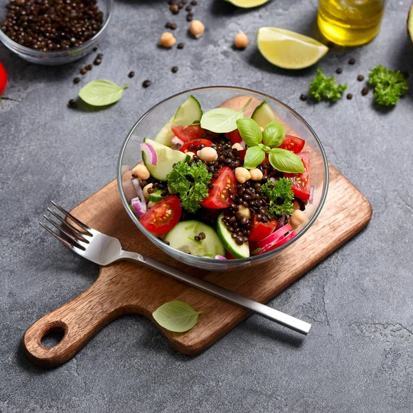 Salada de lentilha com grão de bico e legumes, tigela de almoço vegan ou hea — Fotografia de Stock
