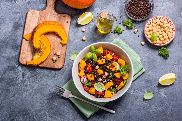 Salada saudável com abóbora assada, grão de bico e lentilhas pretas , — Fotografia de Stock