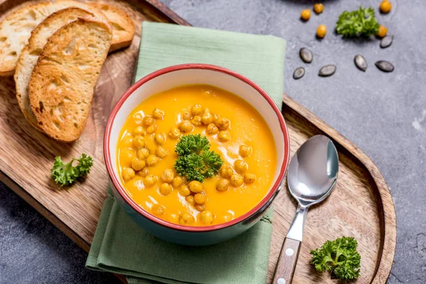 Sopa de calabaza con garbanzos al horno, alimentación vegana saludable, vegetariano Imagen De Stock