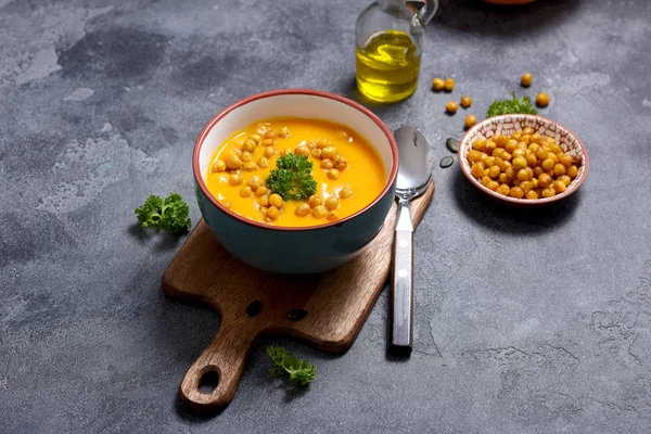 Тыквенный суп с запечённым горохом, здоровое веганское питание, осень Лицензионные Стоковые Фото
