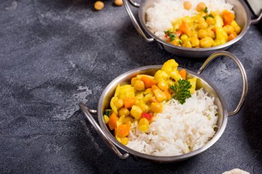 Metal kase karnabahar ve nohut ile Vejetaryen köri, h