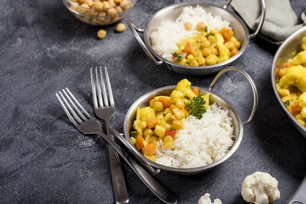 Vegetarisches Curry mit Blumenkohl und Kichererbsen, gesundes hausgemachtes Gemüse — Stockfoto