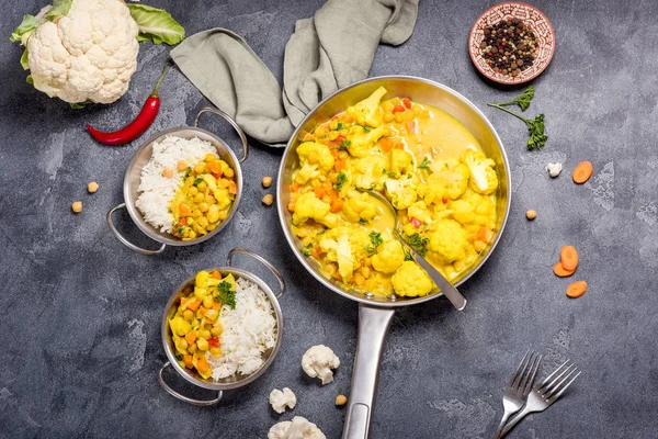 Vegetarisches Curry mit Blumenkohl und Kichererbsen, gesundes hausgemachtes Gemüse Stockfoto