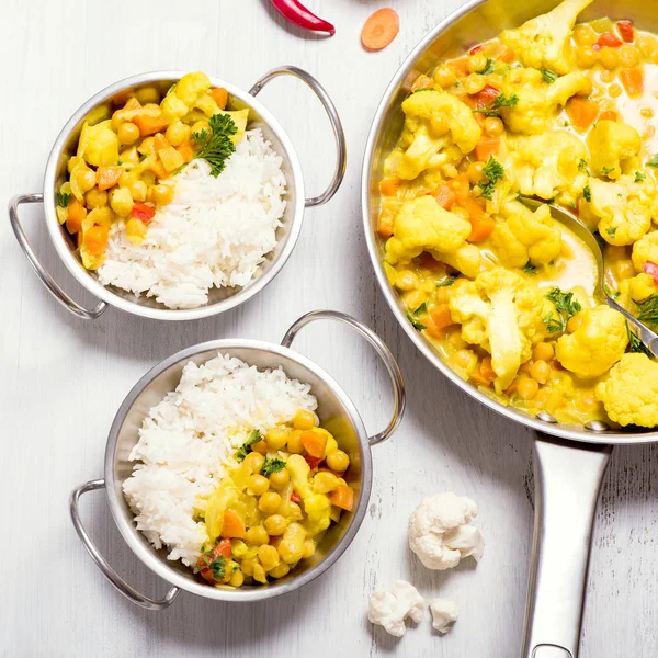 Vegetarisches Curry mit Blumenkohl und Kichererbsen, gesundes hausgemachtes Gemüse lizenzfreie Stockbilder