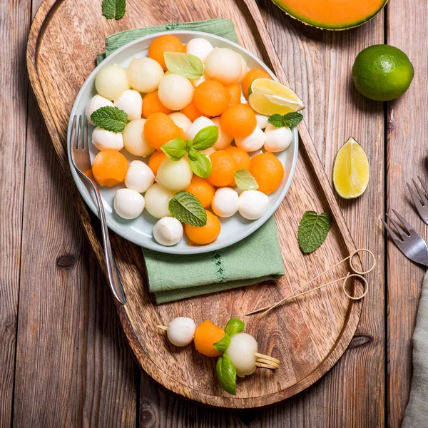 Sárgadinnye és mozzarella, előétel vagy snack, nyári saláta vidám — Stock Fotó
