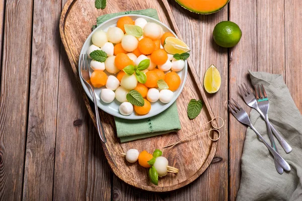 Sárgadinnye és mozzarella, előétel vagy snack, nyári saláta vidám — Stock Fotó