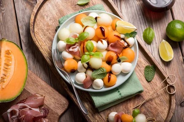 Dinnye, mozzarella, előétel, vagy snack, nyári saláta w — Stock Fotó