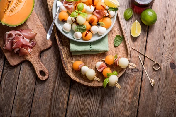 Dinnye, mozzarella és prosciutto nyárs előétel vagy snack, összeg — Stock Fotó