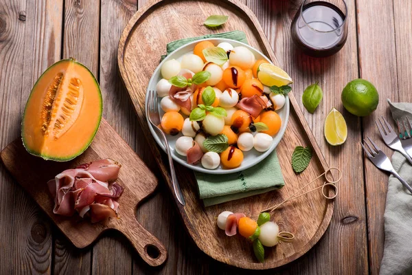 Dinnye, mozzarella, előétel, vagy snack, nyári saláta w — Stock Fotó