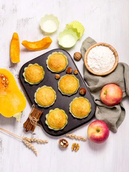 Homemade pumpkin and apple muffins, healthy snack, vegan baked c — Stock Photo, Image