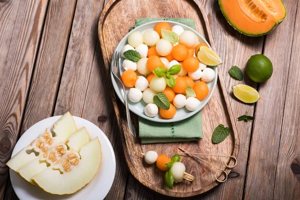 Ensalada de melón y mozzarella aperitivo o merienda, ensalada de verano con Fotos de stock libres de derechos