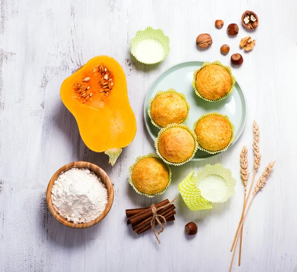 Pumpkin muffins, autumn pastry homemade, with ingredients — Stock Photo, Image