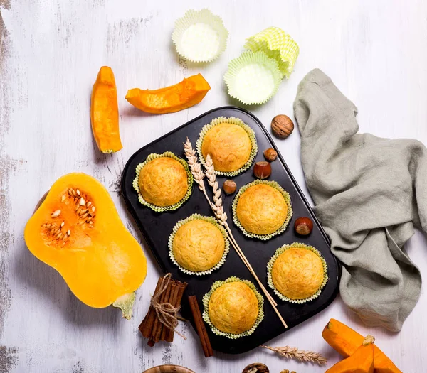 Muffins de abóbora, pastelaria de outono caseiro, com manteiga, top vie — Fotografia de Stock