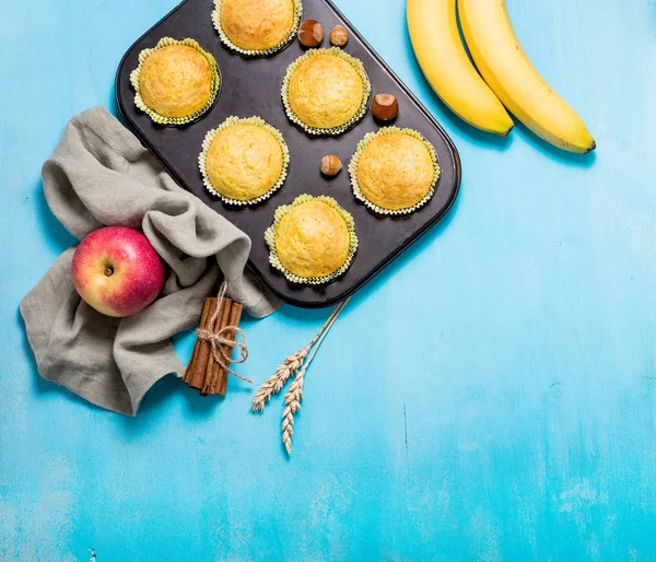 Homemade banana and apple muffins, healthy snack, vegan baked ca — Stock Photo, Image