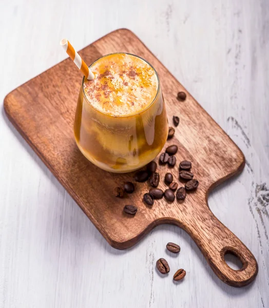 Bebida de café de latte de abóbora em vidro, bebida quente de outono, cof picante — Fotografia de Stock