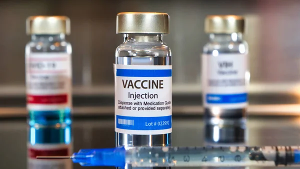 Frasco Injeção Vacina Com Uma Seringa Mesa Preta Fundo Aço — Fotografia de Stock