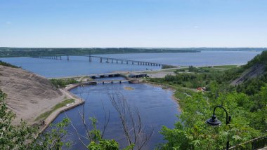 Montmorency Falls 'dan Ile d' Orleans Köprüsü manzarası