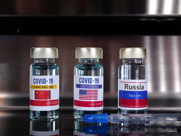 Tre Flaconcini Vaccino Covid Con Etichetta Bandiera Usa Cina Russia — Foto Stock