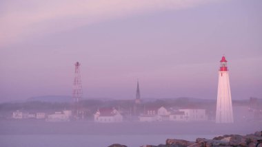 Pointe Au Pere deniz feneri Pointe au Pere şehrinde, Rimouski, Quebec, Kanada yakınlarında.