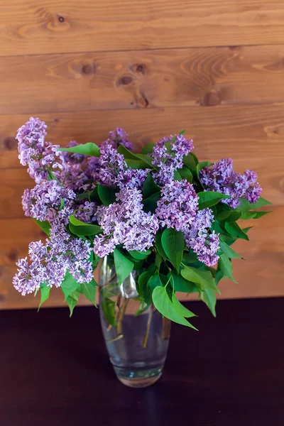 Masadaki vazoda leylak demeti.