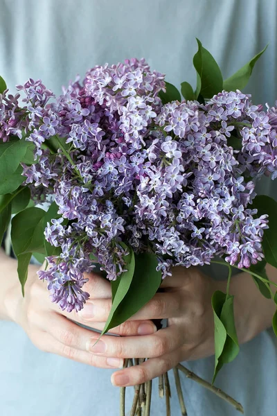 Mujer Escondiendo Cabeza Flores Ramo Color Lila Sobre Fondo Azul — Foto de Stock